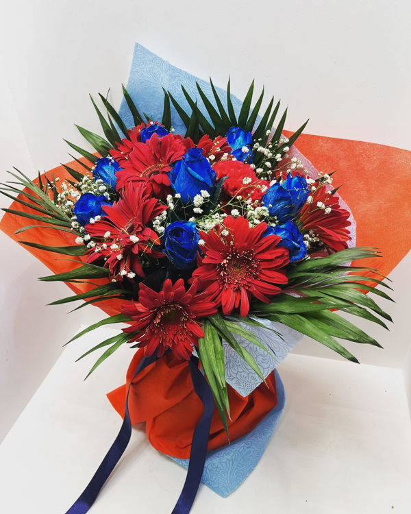 Εικόνα για Μπουκέτο με Mπλε Tριαντάφυλλα και Kόκκινες Ζέρμπερες